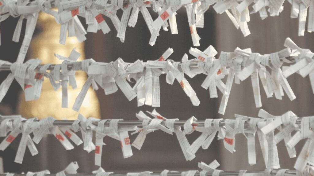 tying omikuji image